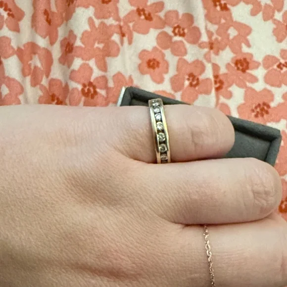 Elegant Gold Band with Diamonds - Picture 3 of 5